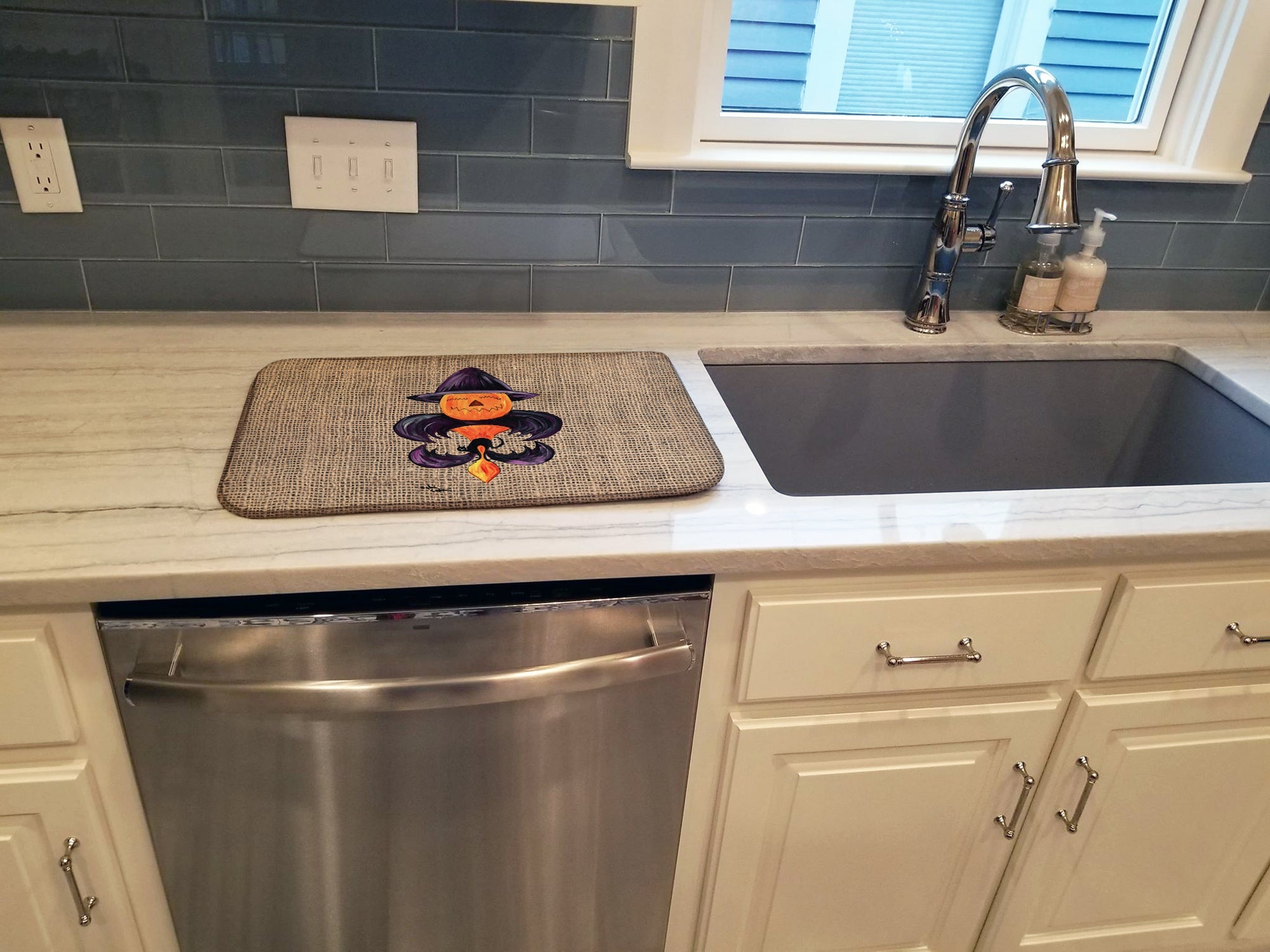 Halloween Pumpkin and Bat Fleur de lis on Faux Burlap Dish Drying Mat Absorbent Dish Drying Mat Pad for Kitchen Counter Dish Drainer Mat for Countertop, 14 x 21", Multicolor