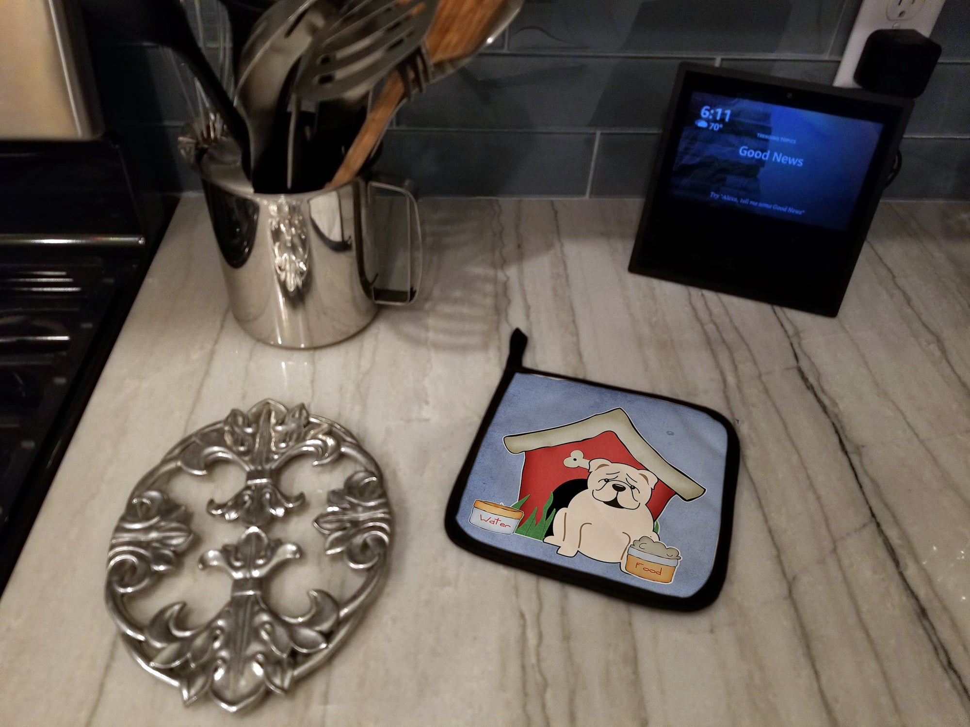 Dog House Collection English Bulldog White Pot Holder Set of 2 Heat Resistant Quilted Hot Pads 7.5 x 7.5 Inch, Insulated Kitchen Trivets for Cooking & Baking