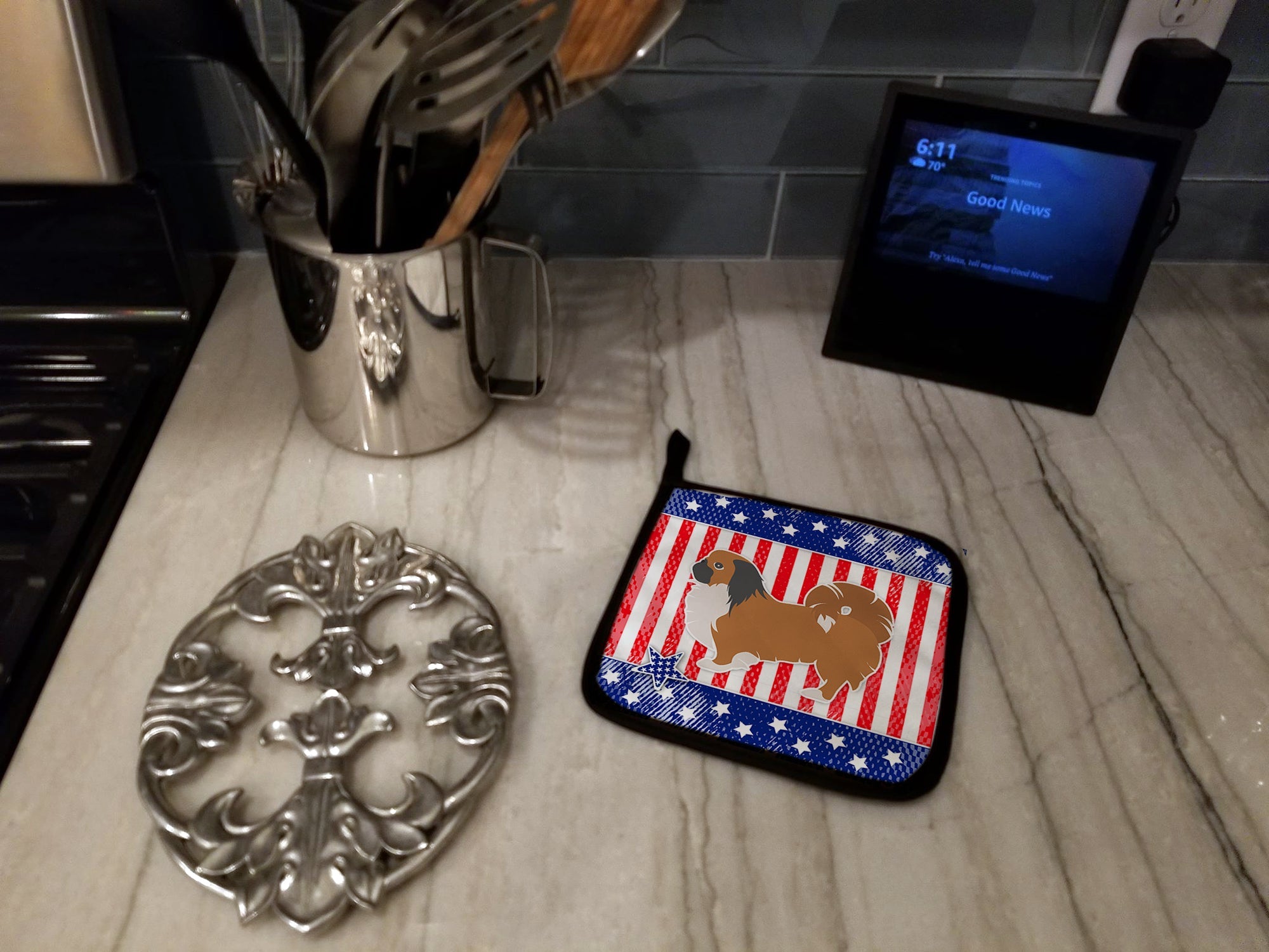 USA Patriotic Pekingese Pot Holder Set of 2 Heat Resistant Quilted Hot Pads 7.5 x 7.5 Inch, Insulated Kitchen Trivets for Cooking & Baking