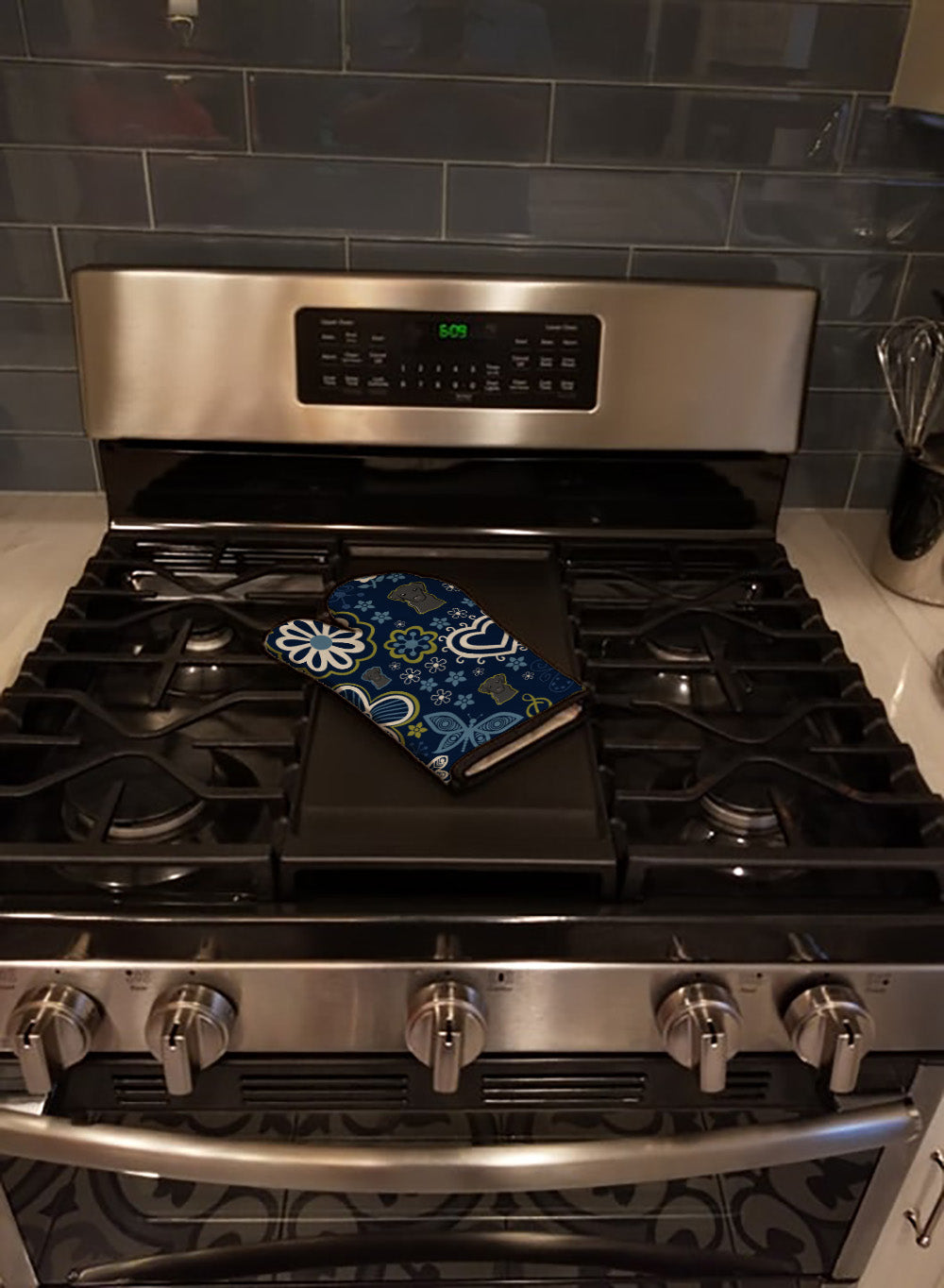 Blue Flowers Black Labrador Oven Mitt Heat Resistant Thick Oven Mitt for Hot Pans and Oven, Kitchen Mitt Protect Hands, Cooking Baking Glove