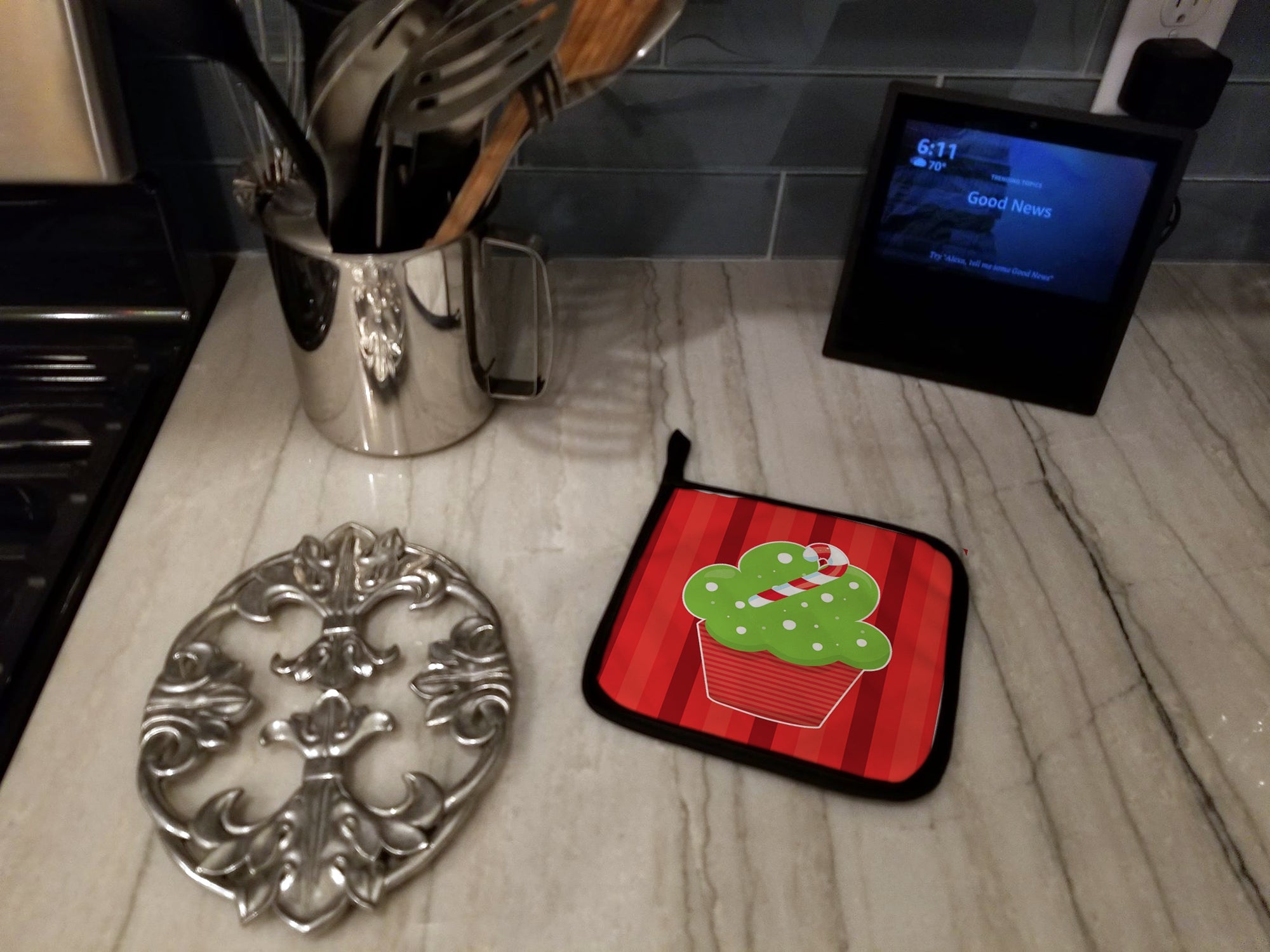 Christmas Cupcake Pot Holder Set of 2 Heat Resistant Quilted Hot Pads 7.5 x 7.5 Inch, Insulated Kitchen Trivets for Cooking & Baking