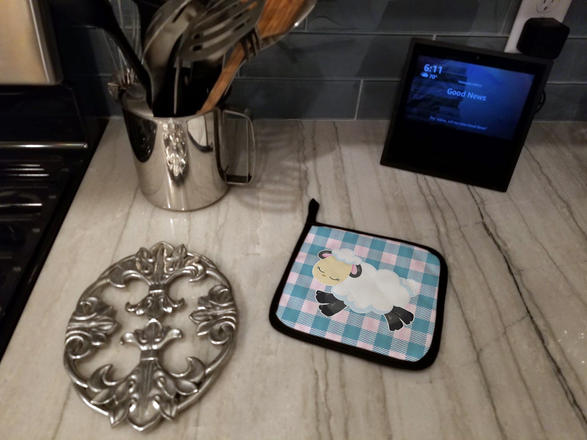 Sheep on Blue Gingham Pot Holder Set of 2 Heat Resistant Quilted Hot Pads 7.5 x 7.5 Inch, Insulated Kitchen Trivets for Cooking & Baking