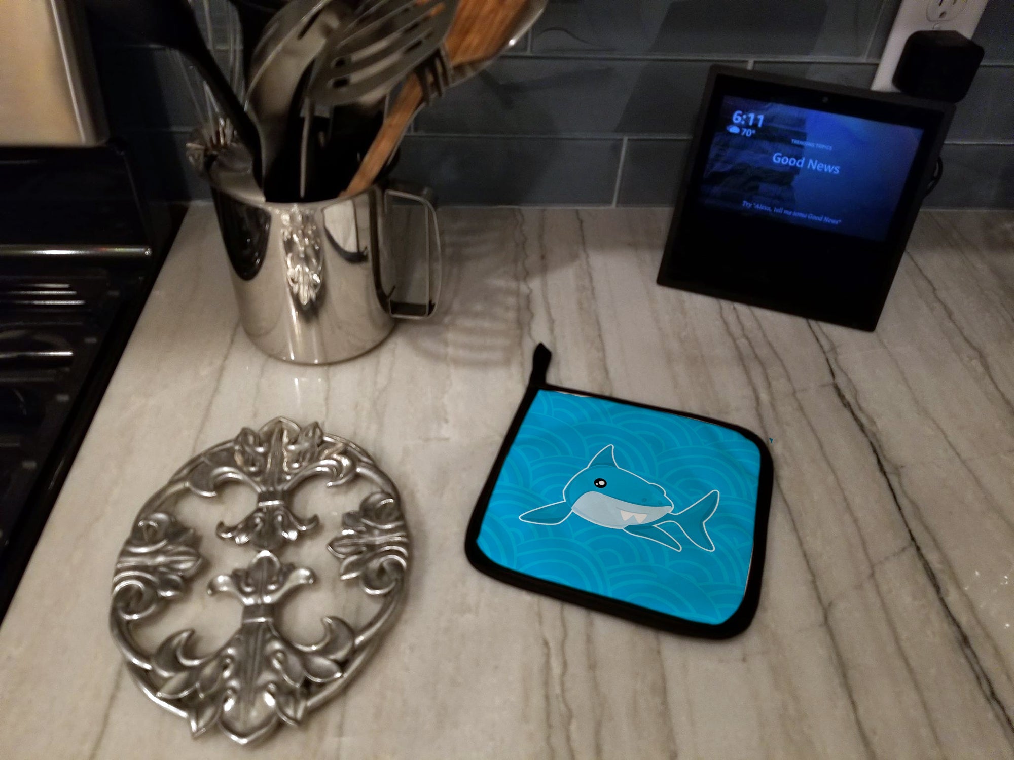 Shark with Waves Pot Holder Set of 2 Heat Resistant Quilted Hot Pads 7.5 x 7.5 Inch, Insulated Kitchen Trivets for Cooking & Baking