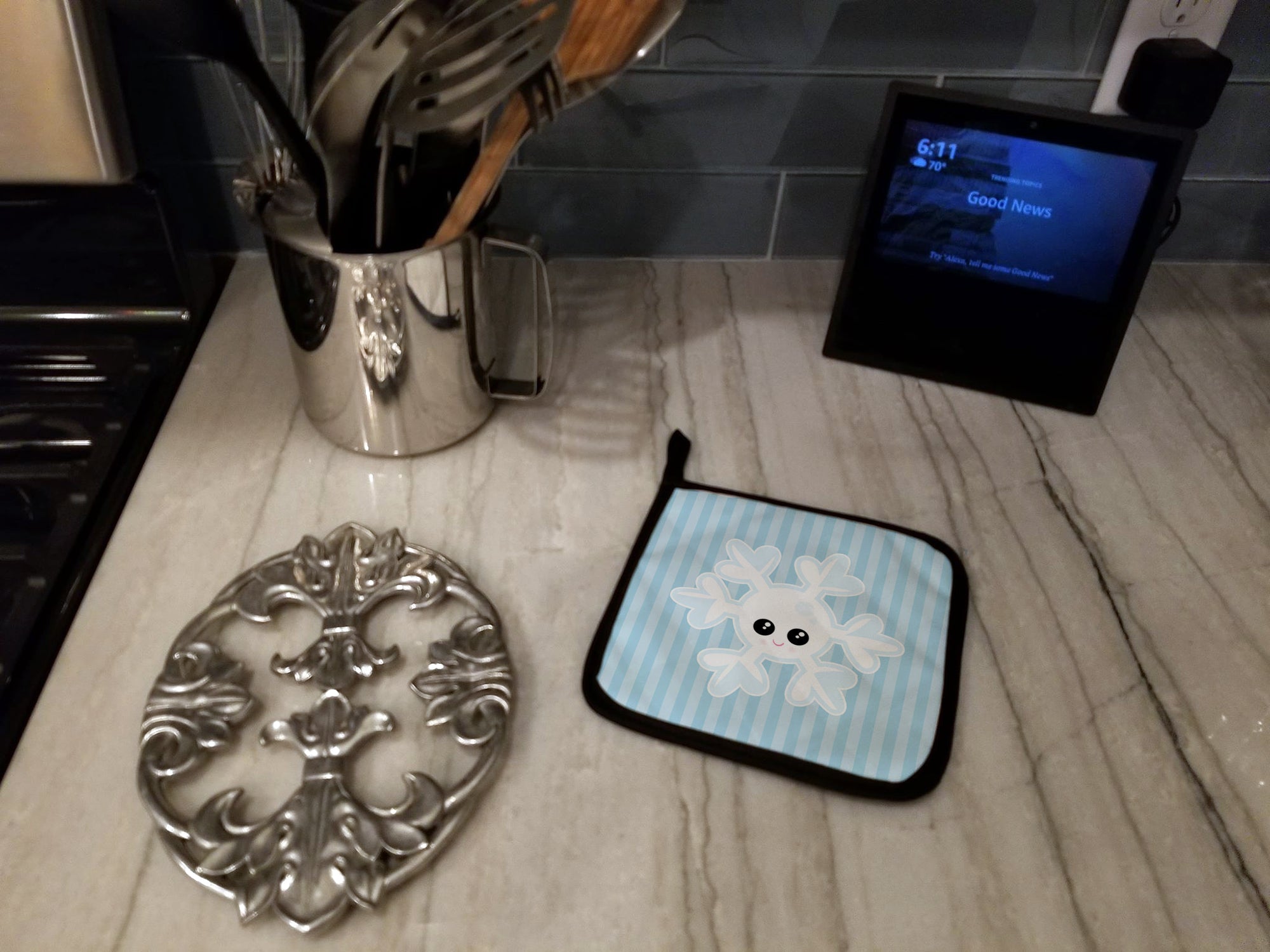 Weather Snowflake Face Pot Holder Set of 2 Heat Resistant Quilted Hot Pads 7.5 x 7.5 Inch, Insulated Kitchen Trivets for Cooking & Baking