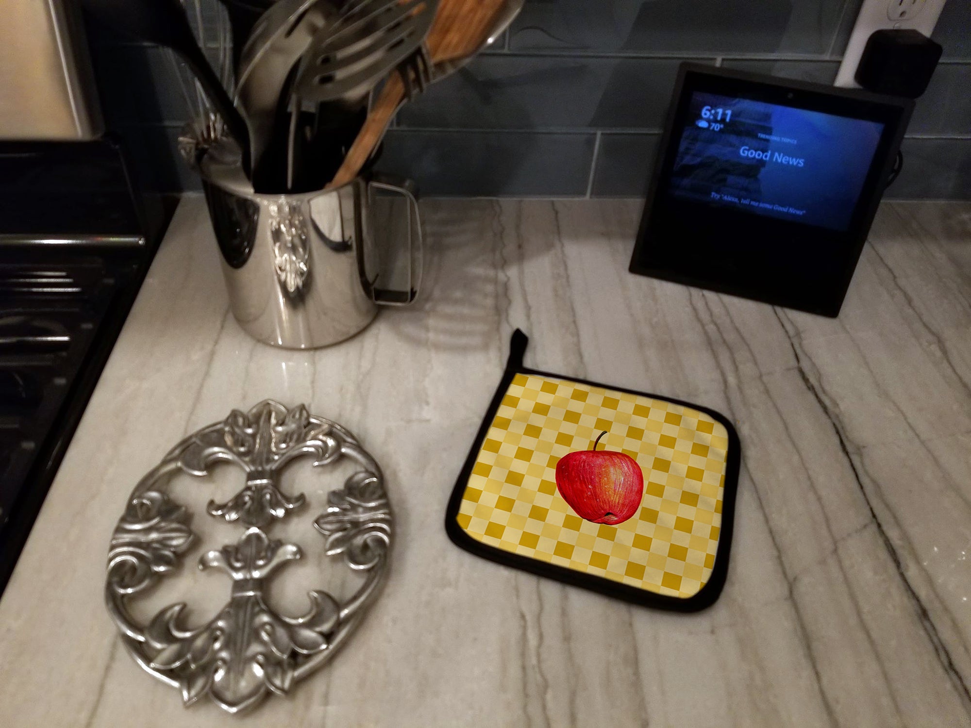Whole Apple on Basketweave Pot Holder Set of 2 Heat Resistant Quilted Hot Pads 7.5 x 7.5 Inch, Insulated Kitchen Trivets for Cooking & Baking