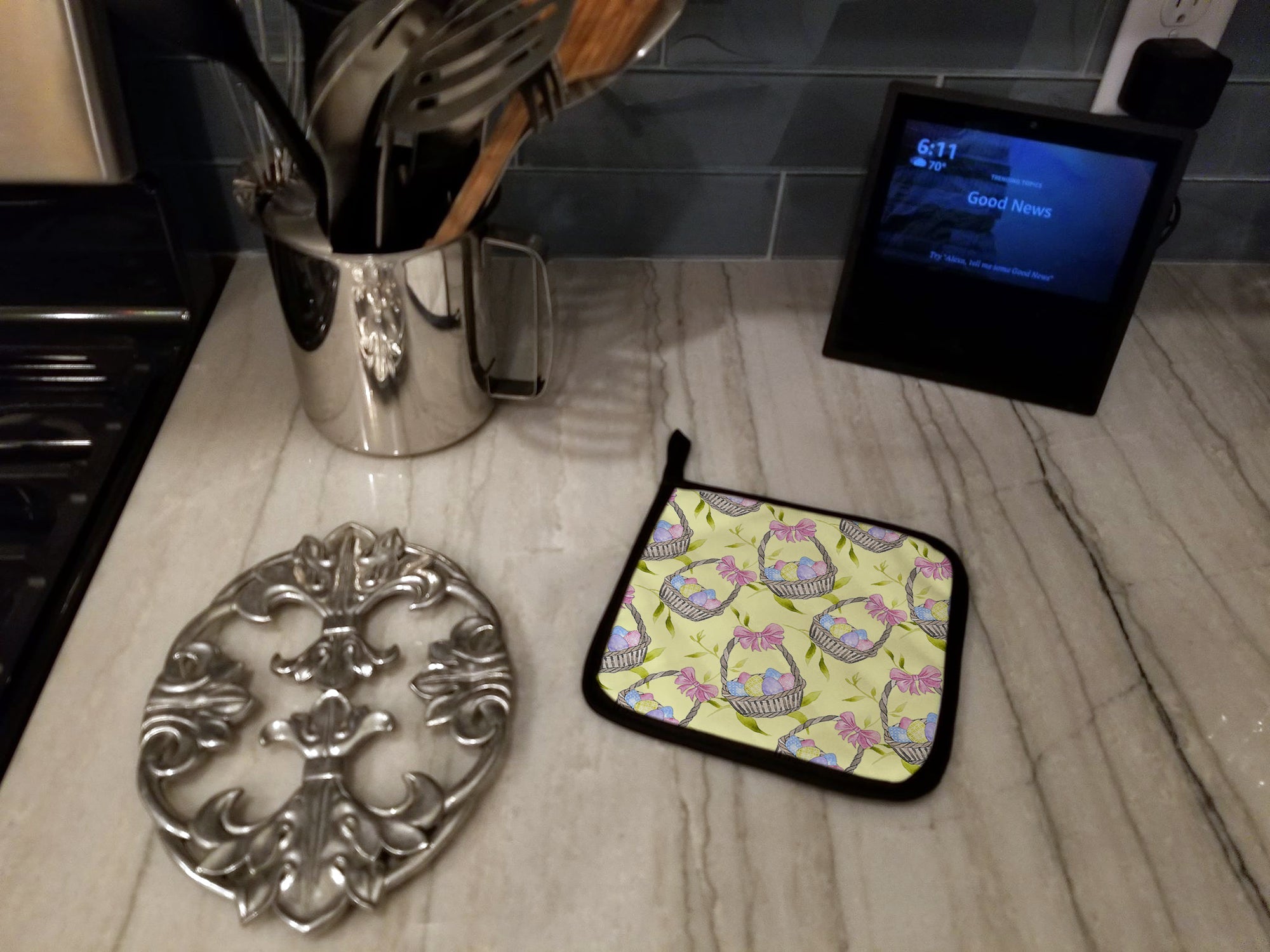 Easter Basket and Eggs Pot Holder Set of 2 Heat Resistant Quilted Hot Pads 7.5 x 7.5 Inch, Insulated Kitchen Trivets for Cooking & Baking