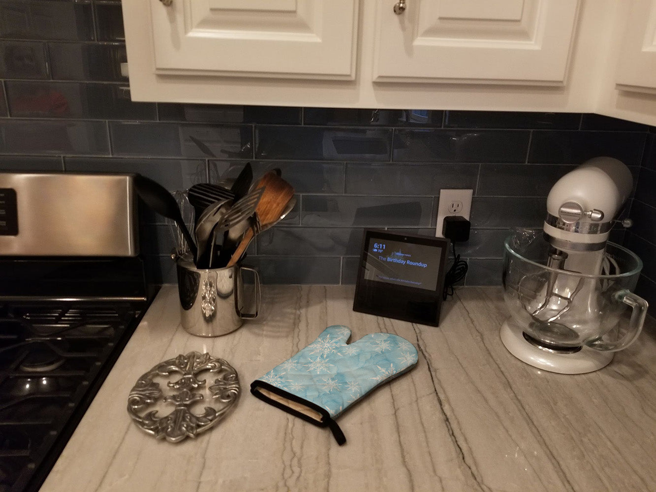 Watercolor Snowflake on Light Blue Oven Mitt Heat Resistant Thick Oven Mitt for Hot Pans and Oven, Kitchen Mitt Protect Hands, Cooking Baking Glove