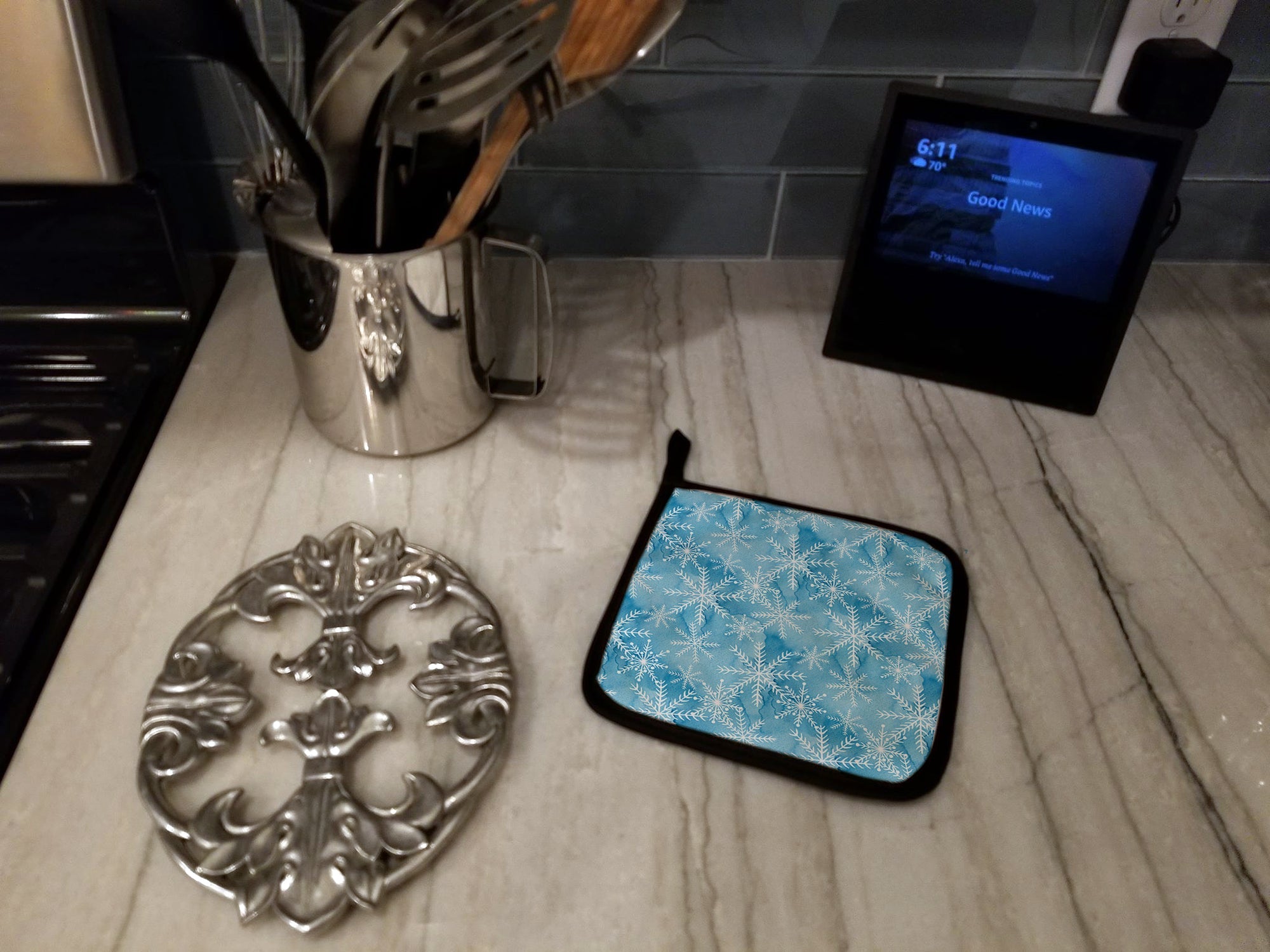 Watercolor Snowflake on Blue Pot Holder Set of 2 Heat Resistant Quilted Hot Pads 7.5 x 7.5 Inch, Insulated Kitchen Trivets for Cooking & Baking
