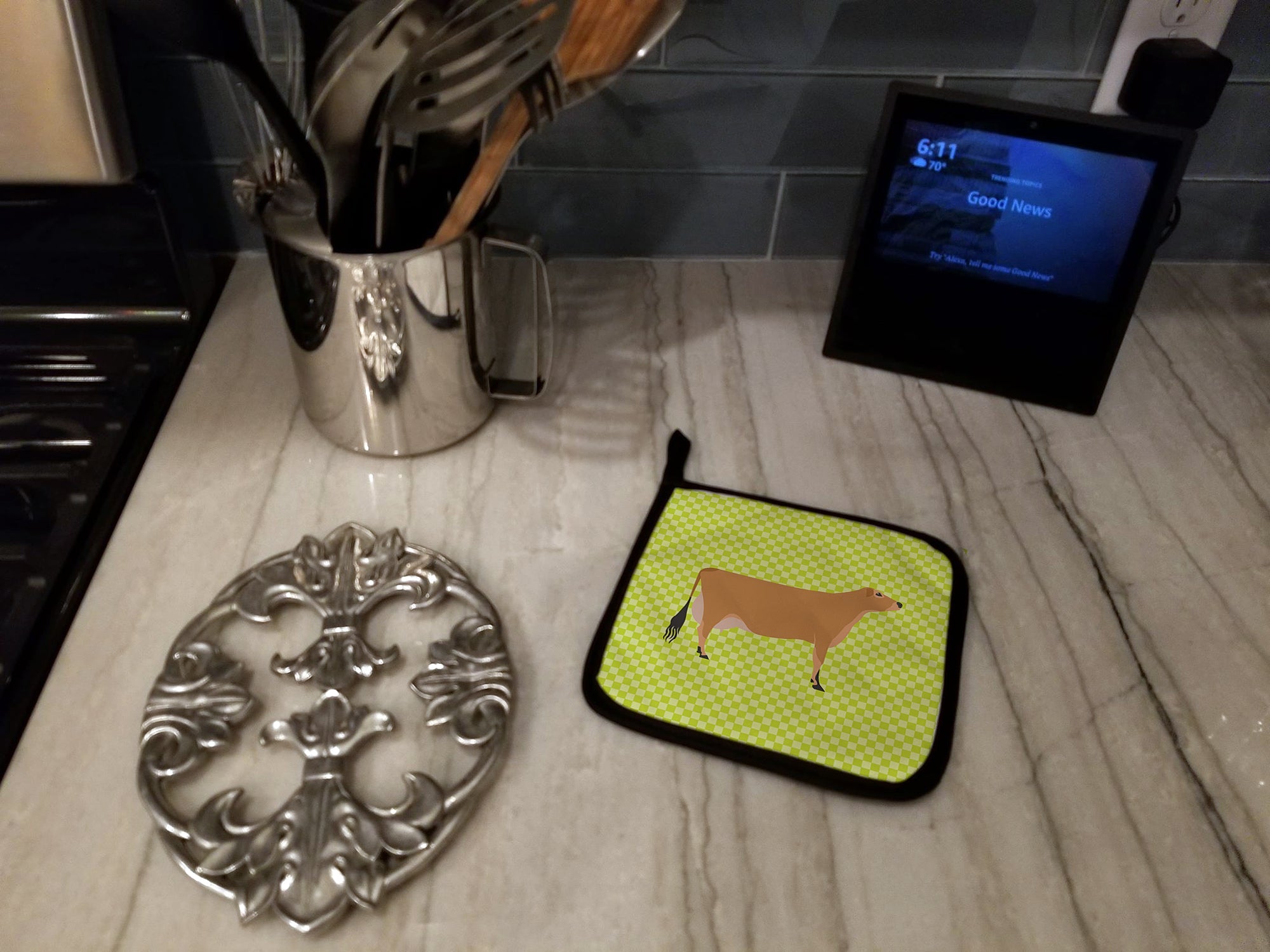 Jersey Cow Green Pot Holder Set of 2 Heat Resistant Quilted Hot Pads 7.5 x 7.5 Inch, Insulated Kitchen Trivets for Cooking & Baking