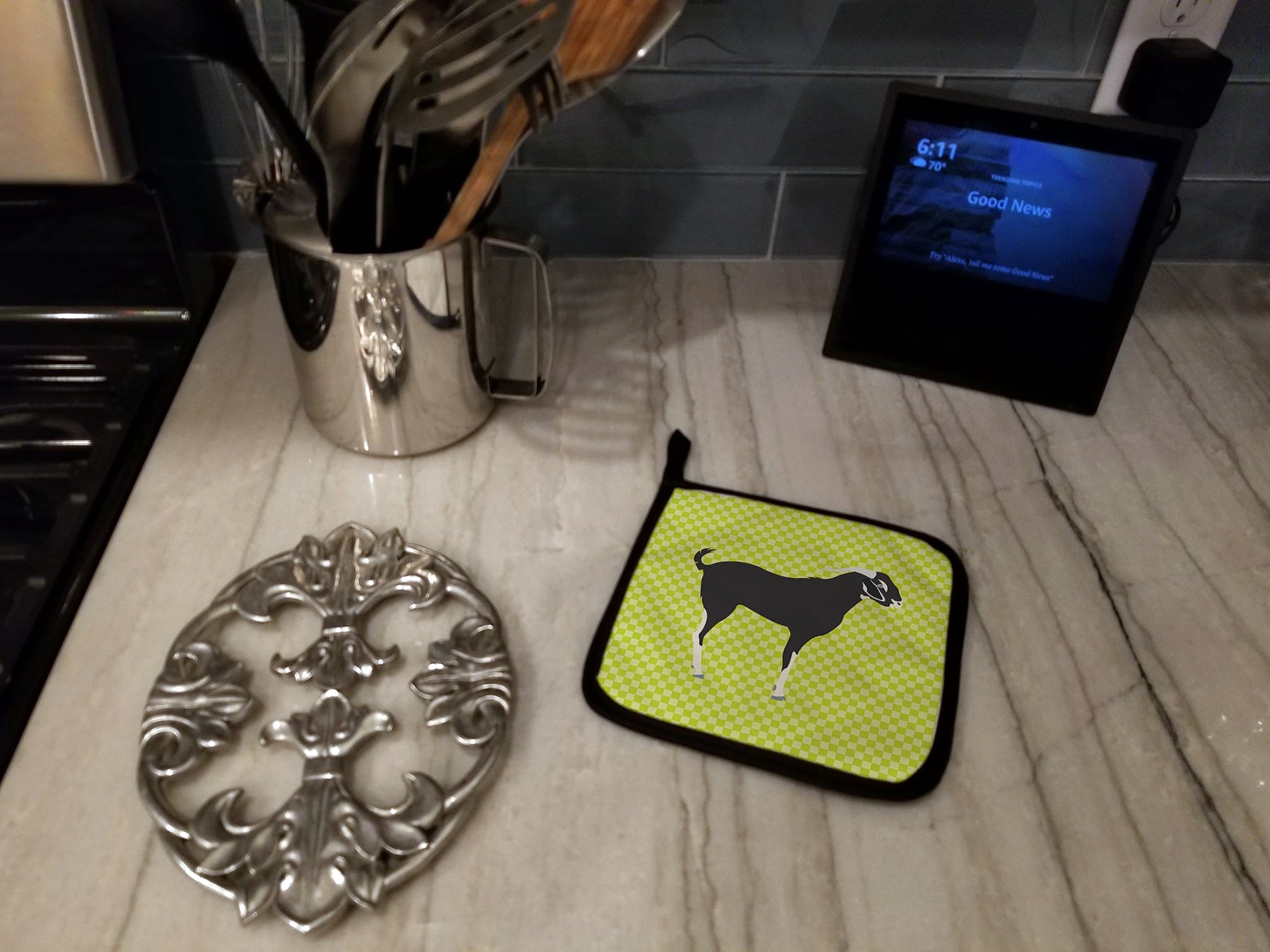 Black Bengal Goat Green Pot Holder Set of 2 Heat Resistant Quilted Hot Pads 7.5 x 7.5 Inch, Insulated Kitchen Trivets for Cooking & Baking