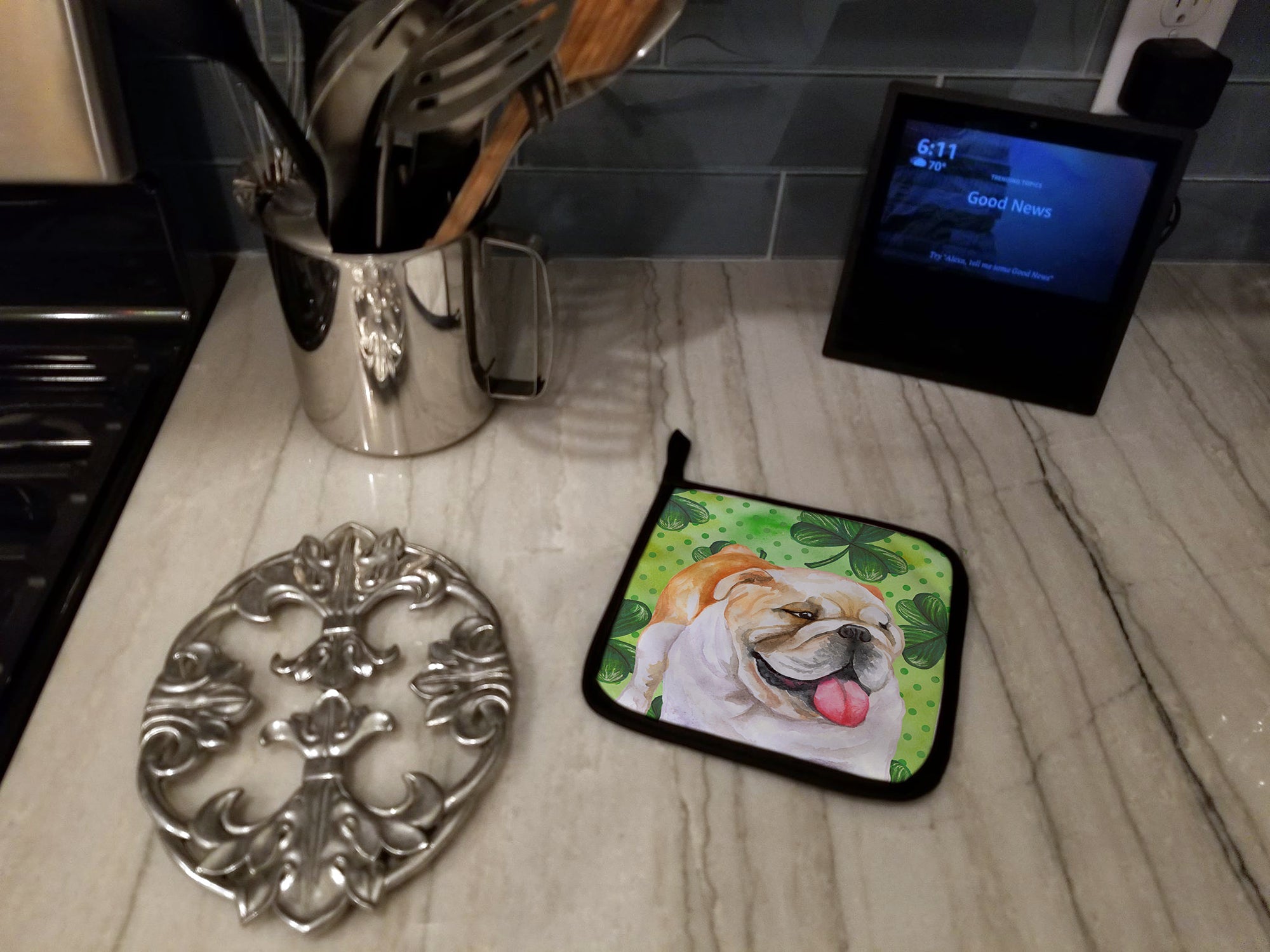 English Bulldog St Patrick's Pot Holder Set of 2 Heat Resistant Quilted Hot Pads 7.5 x 7.5 Inch, Insulated Kitchen Trivets for Cooking & Baking