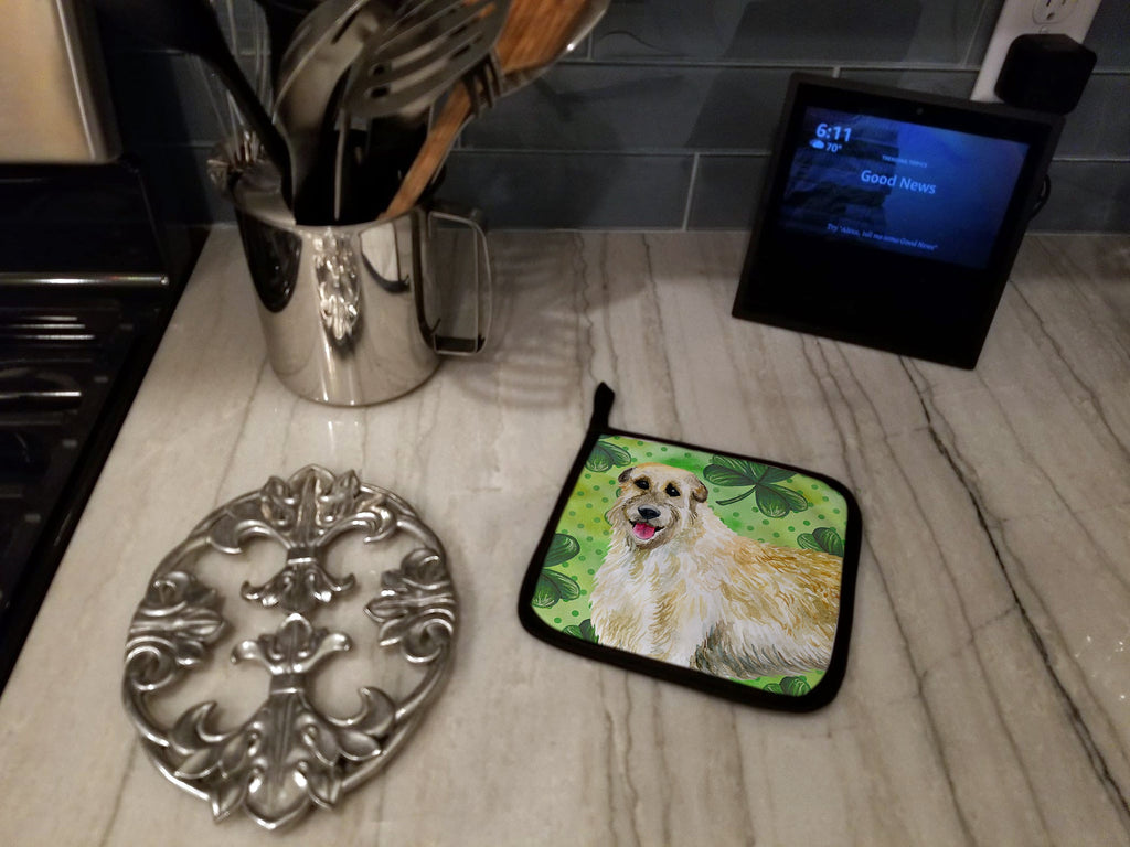 Irish Wolfhound St Patrick's Pot Holder Set of 2 Heat Resistant Quilted Hot Pads 7.5 x 7.5 Inch, Insulated Kitchen Trivets for Cooking & Baking