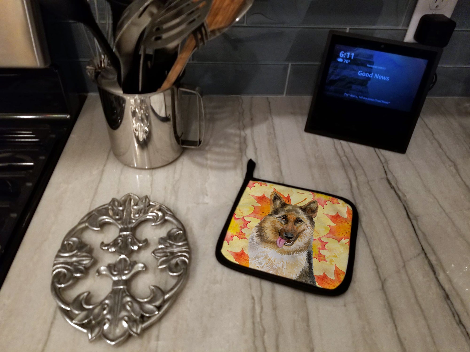 German Shepherd Fall Pot Holder Set of 2 Heat Resistant Quilted Hot Pads 7.5 x 7.5 Inch, Insulated Kitchen Trivets for Cooking & Baking