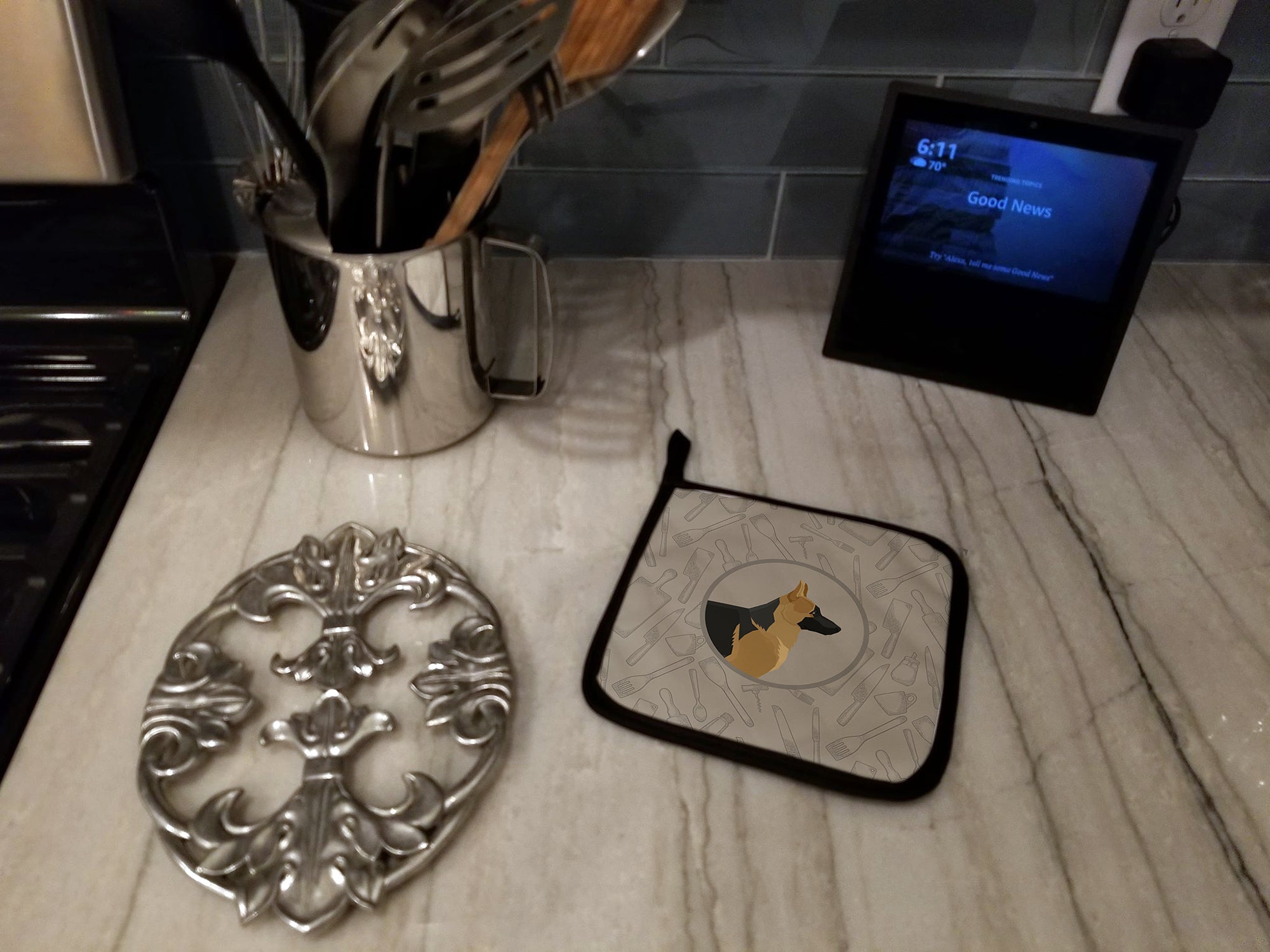 German Shepherd In the Kitchen Pot Holder Set of 2 Heat Resistant Quilted Hot Pads 7.5 x 7.5 Inch, Insulated Kitchen Trivets for Cooking & Baking